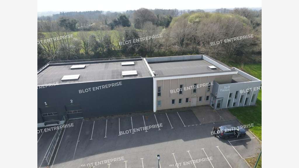 A louer local d'activités récent 876m² à Quimper