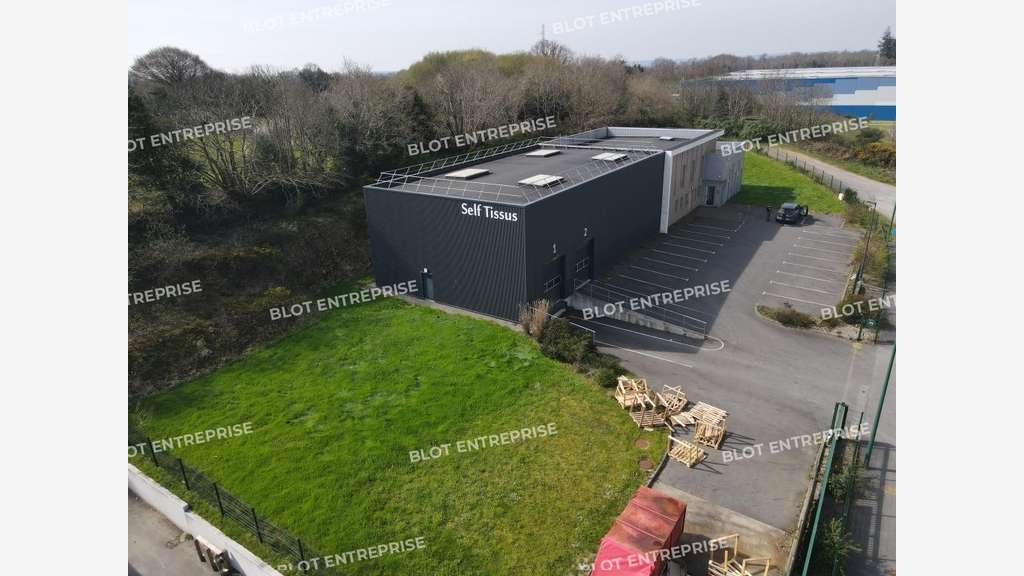 A louer local d'activités récent 876m² à Quimper