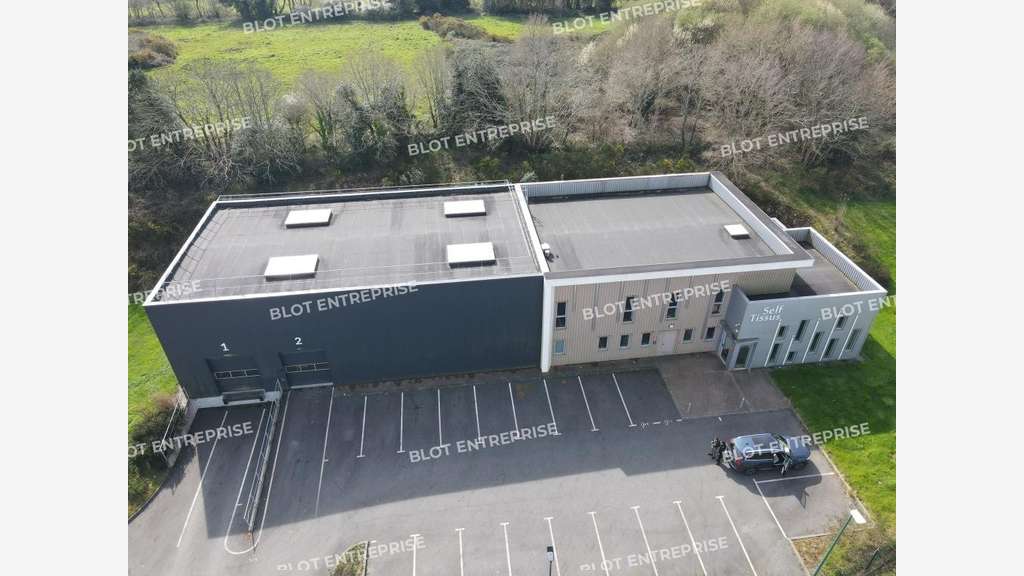 A louer local d'activités récent 876m² à Quimper