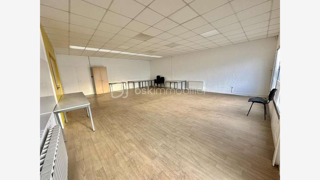 Local d'activité 520m² + extérieur 900m² à Quimper