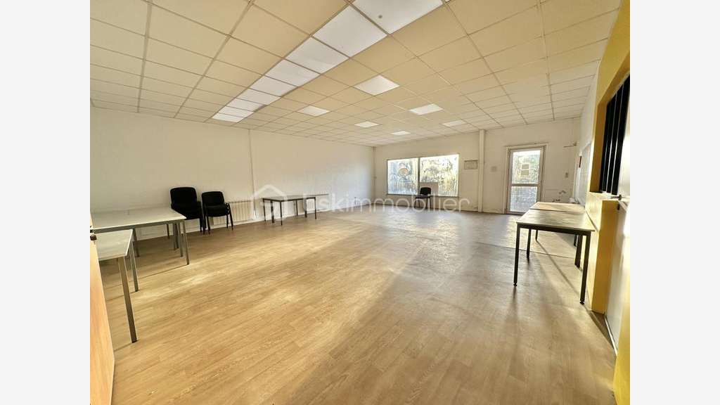 Local d'activité 520m² + extérieur 900m² à Quimper