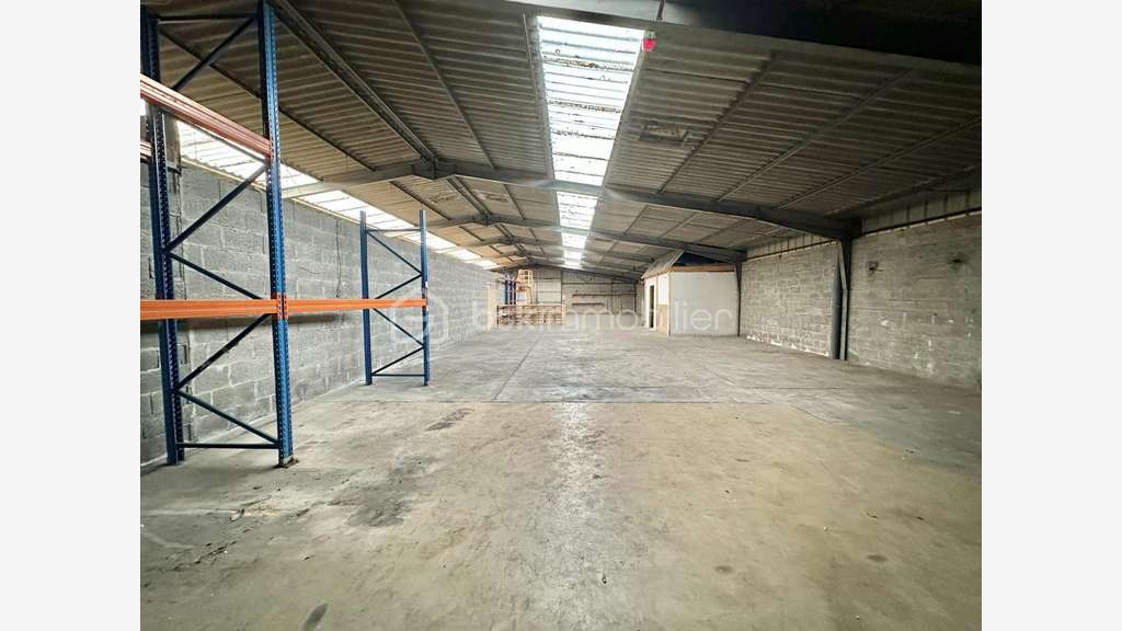 Local d'activité 520m² + extérieur 900m² à Quimper