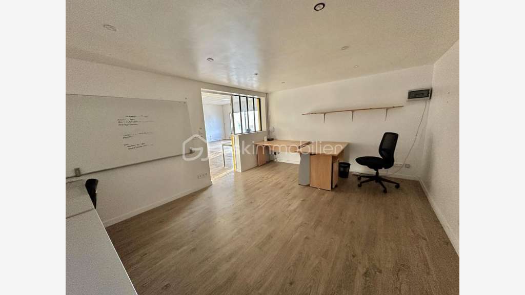 Local d'activité 520m² + extérieur 900m² à Quimper