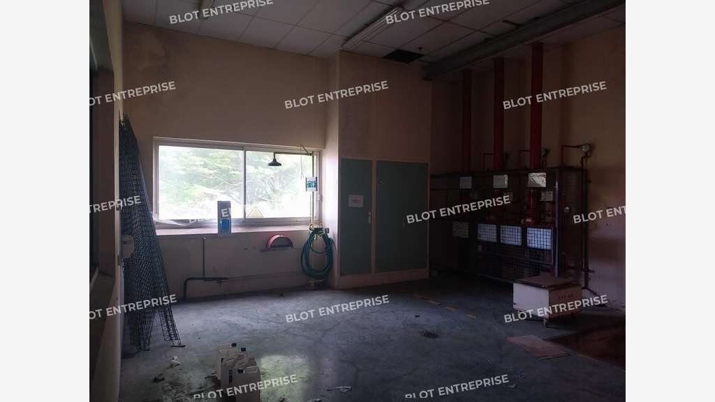 A louer locaux d'activités 1529m² Quimper Kernevez