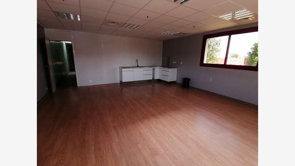 A louer bâtiment logistique de 1500m² à Quimper
