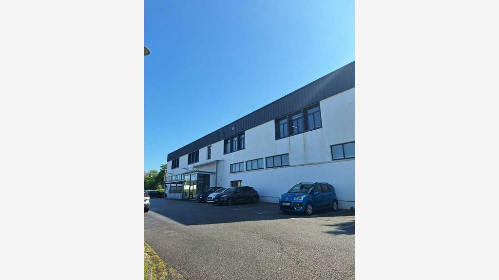 A louer local d'activité et bureaux 911m² Quimper