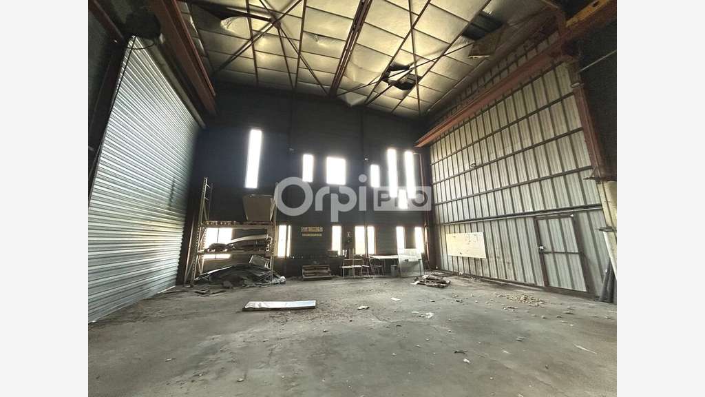 Entrepôt bureaux de 260m² à louer à Razès