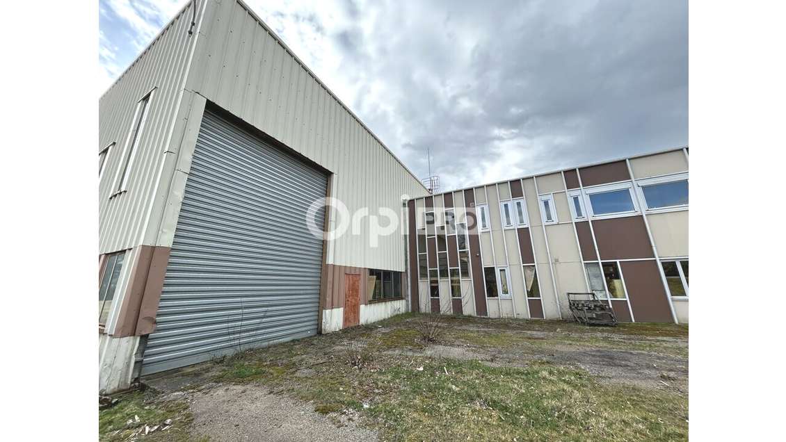 Entrepôt bureaux de 260m² à louer à Razès