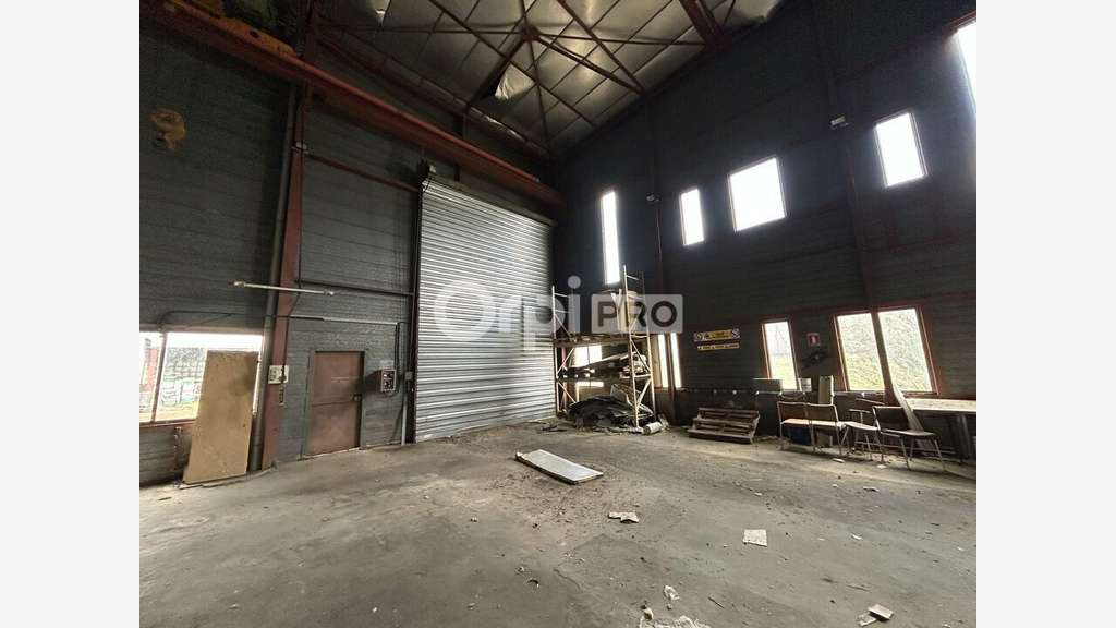Entrepôt bureaux de 260m² à louer à Razès