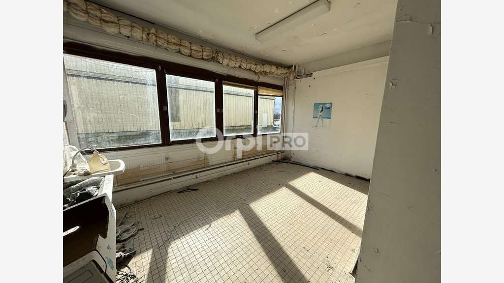 Entrepôt bureaux de 260m² à louer à Razès