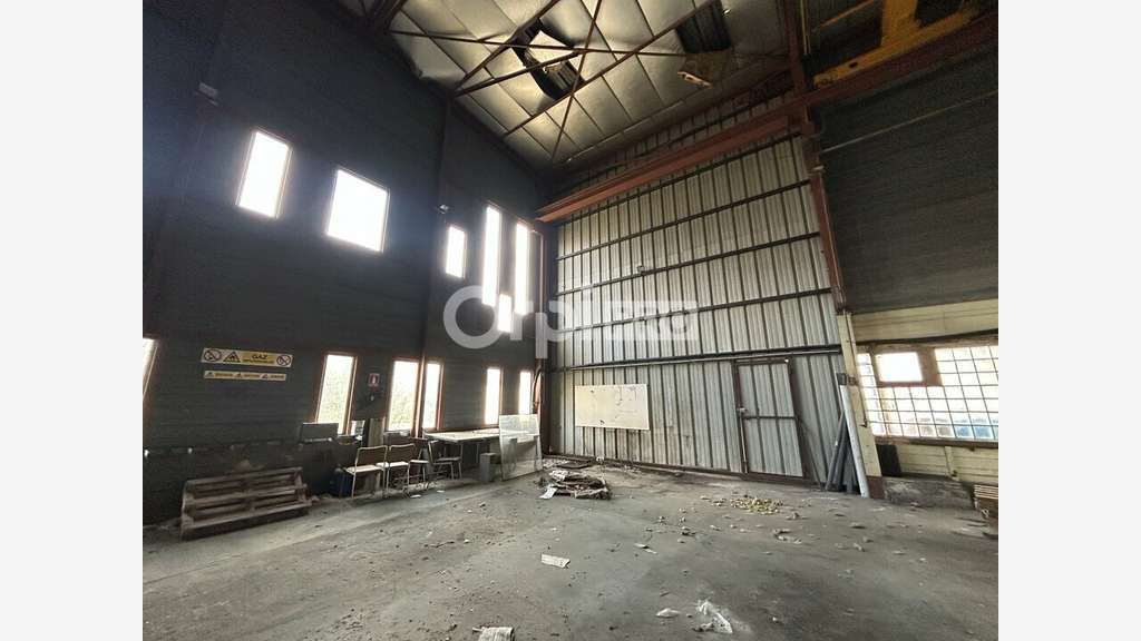 Entrepôt bureaux de 260m² à louer à Razès