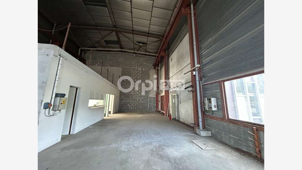 Entrepôt bureaux de 260m² à louer à Razès