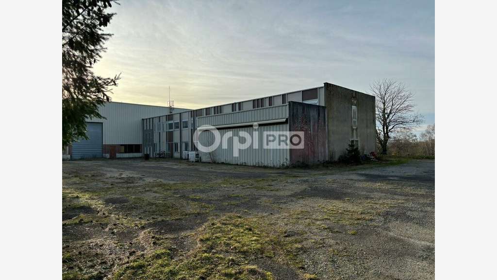 Entrepôt de 304m² à louer à Razès