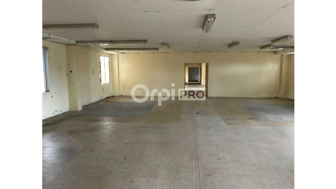Entrepôt de 304m² à louer à Razès
