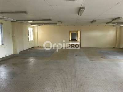Entrepôt de 304m² à louer à Razès