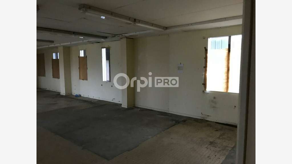 Entrepôt de 304m² à louer à Razès