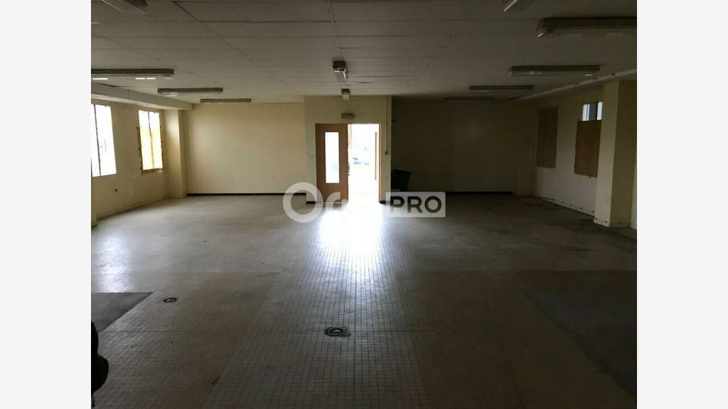 Entrepôt de 304m² à louer à Razès