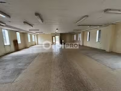 Entrepôt de 304m² à louer à Razès