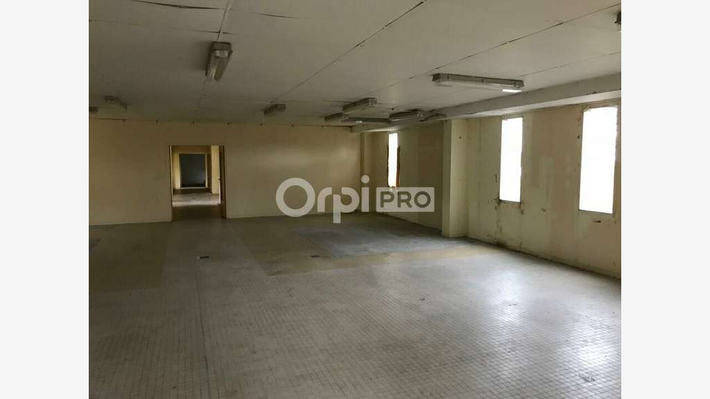 Entrepôt de 304m² à louer à Razès