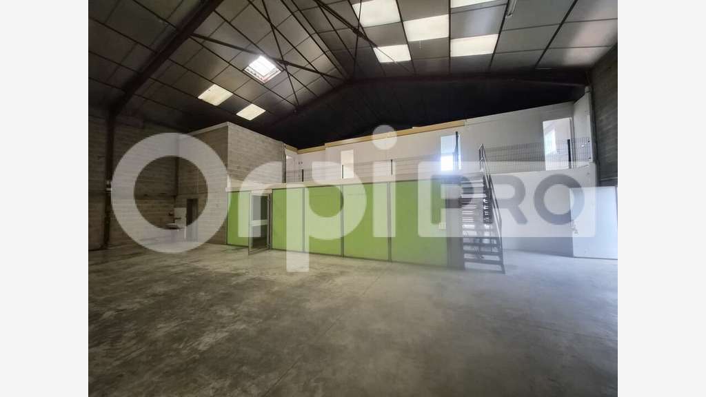 Local d'activité 1280m² à louer à Reims