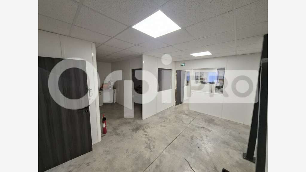 Local d'activité 248m² à louer à Reims