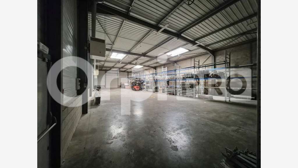 Local d'activité 686m² à louer à Reims