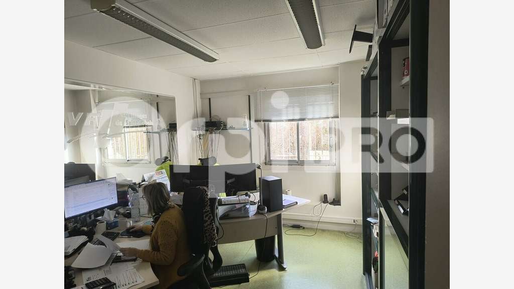 Entrepôt bureaux 1094m² à louer à Reims Pompelle