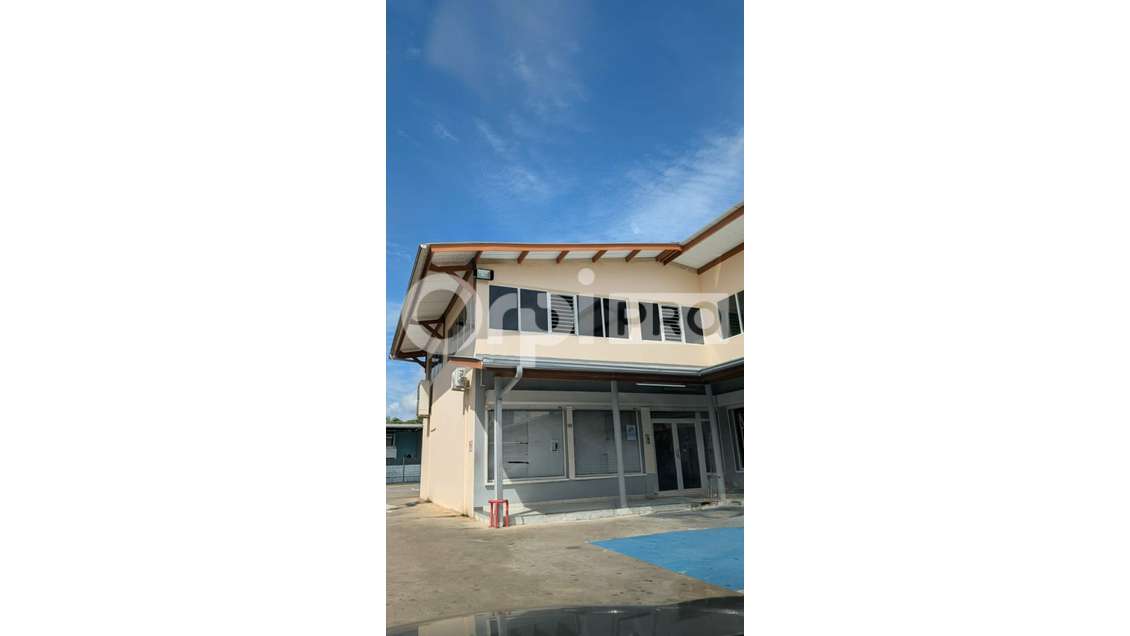 Local commercial en 1ere ligne à Remire-Montjoly