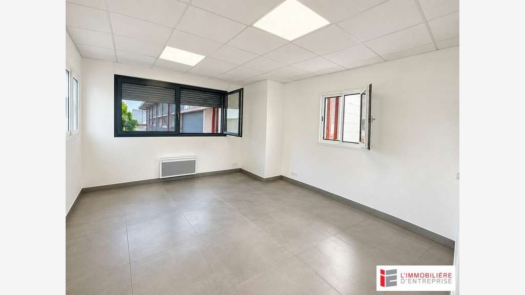 Local d'activité 1900m² à louer à Vern-sur-Seiches