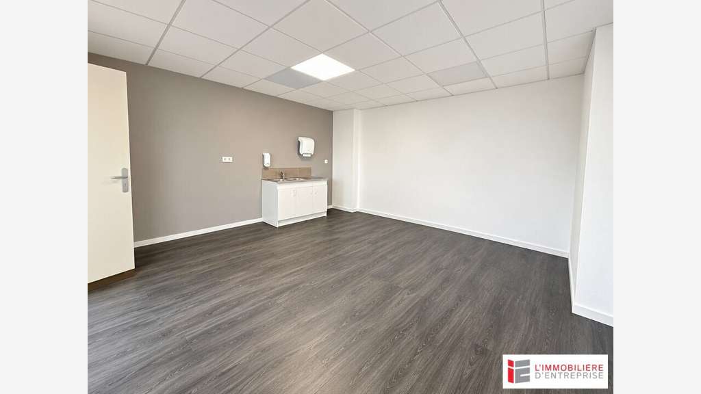 Local d'activité 1900m² à louer à Vern-sur-Seiches