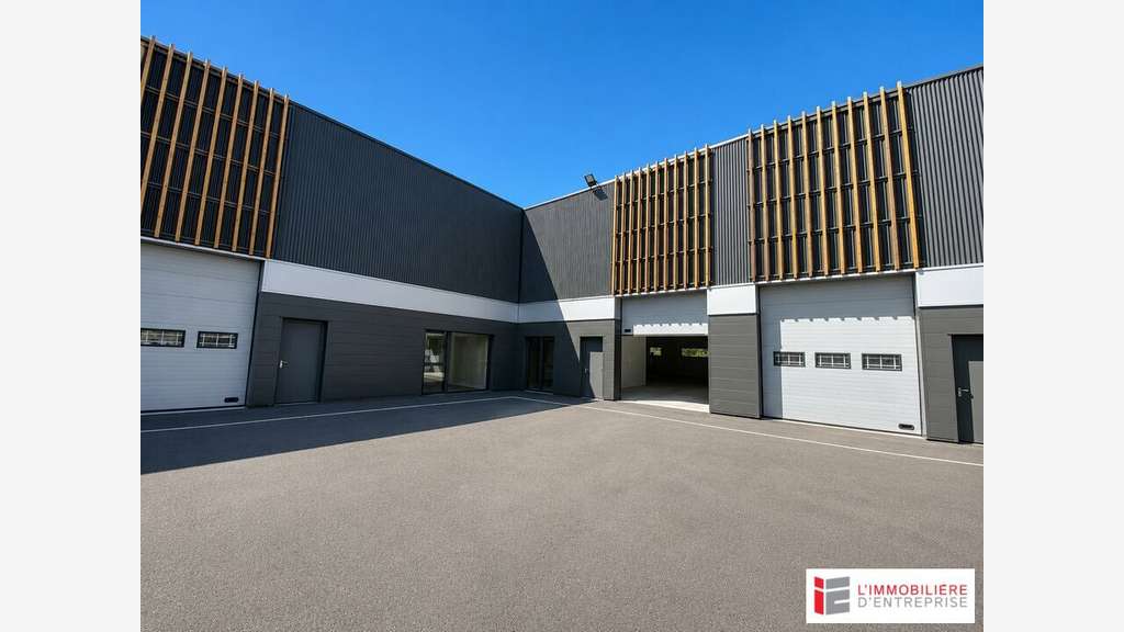 Location local d'activité 354m² à Pacé