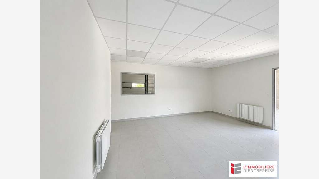 Location local d'activité 354m² à Pacé