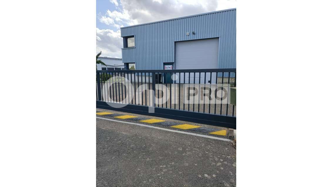 Location local d'activité de 320m² à Reyrieux