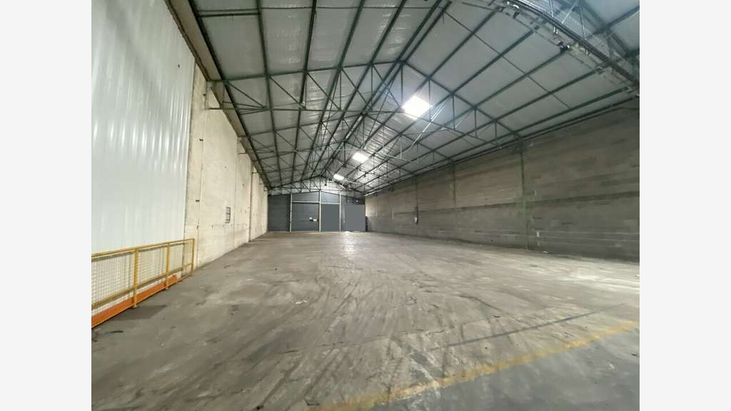 Locaux mixtes en excellent état à louer à Reyrieux