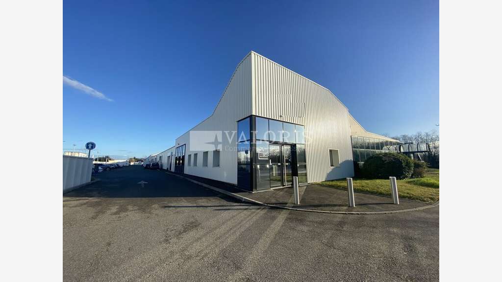 Locaux mixtes en excellent état à louer à Reyrieux