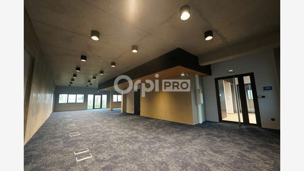 Local d'activité 232m² à louer à Rillieux-la-Pape