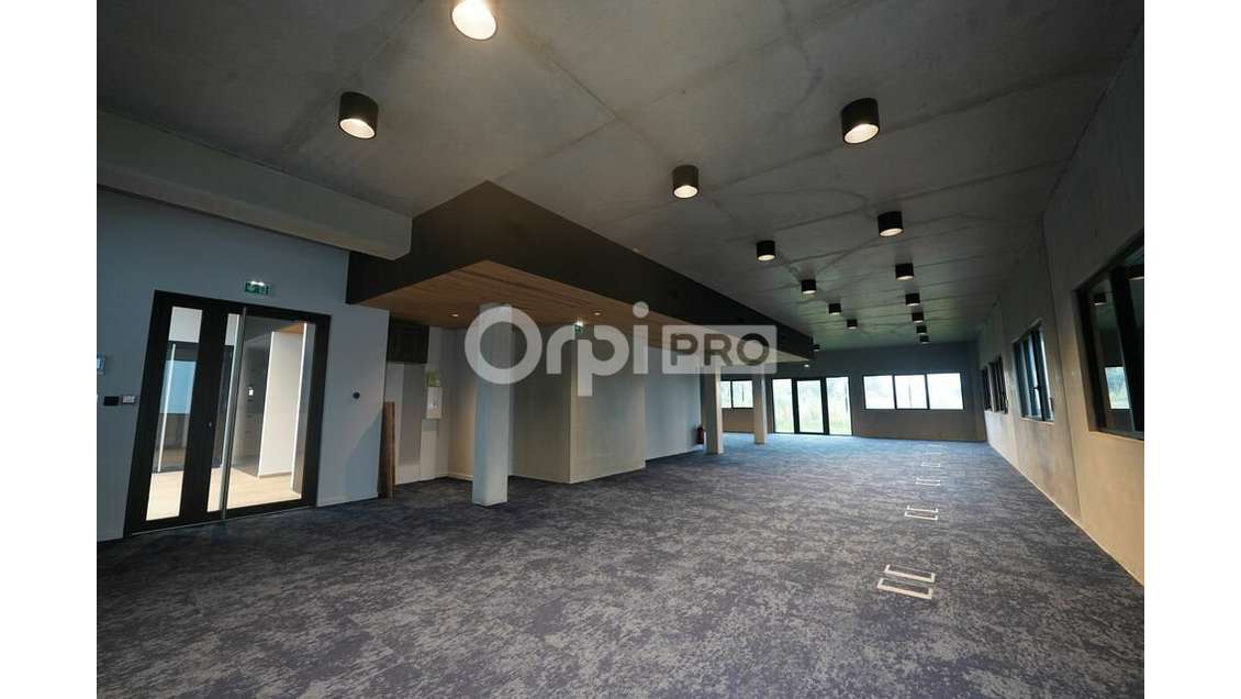 Local d'activité 232m² à louer à Rillieux-la-Pape