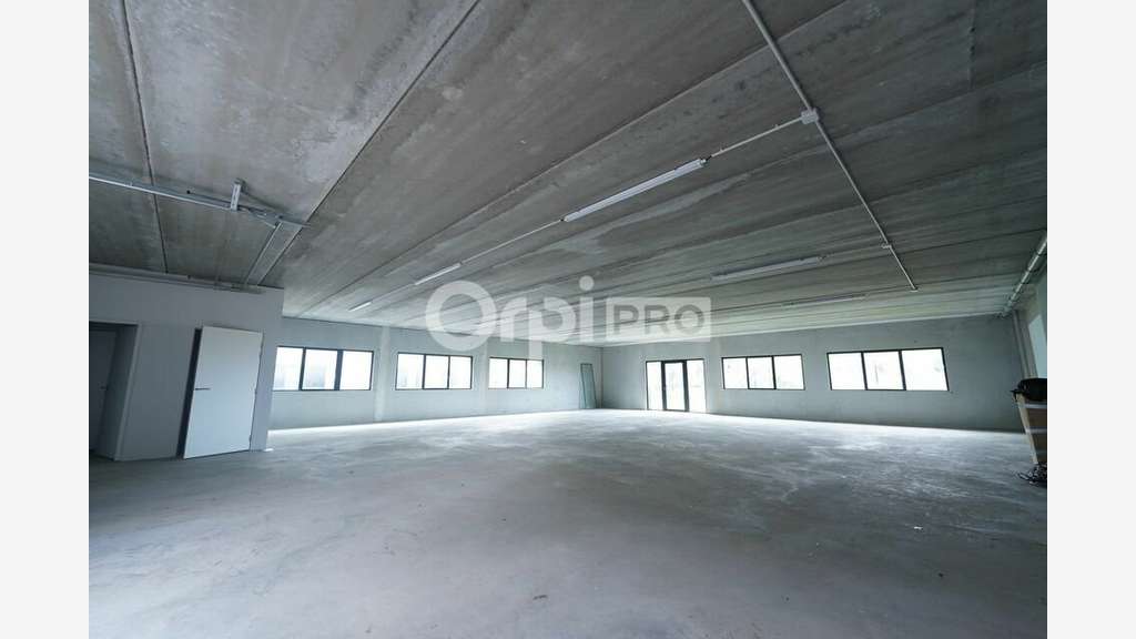 Local d'activité 232m² à louer à Rillieux-la-Pape