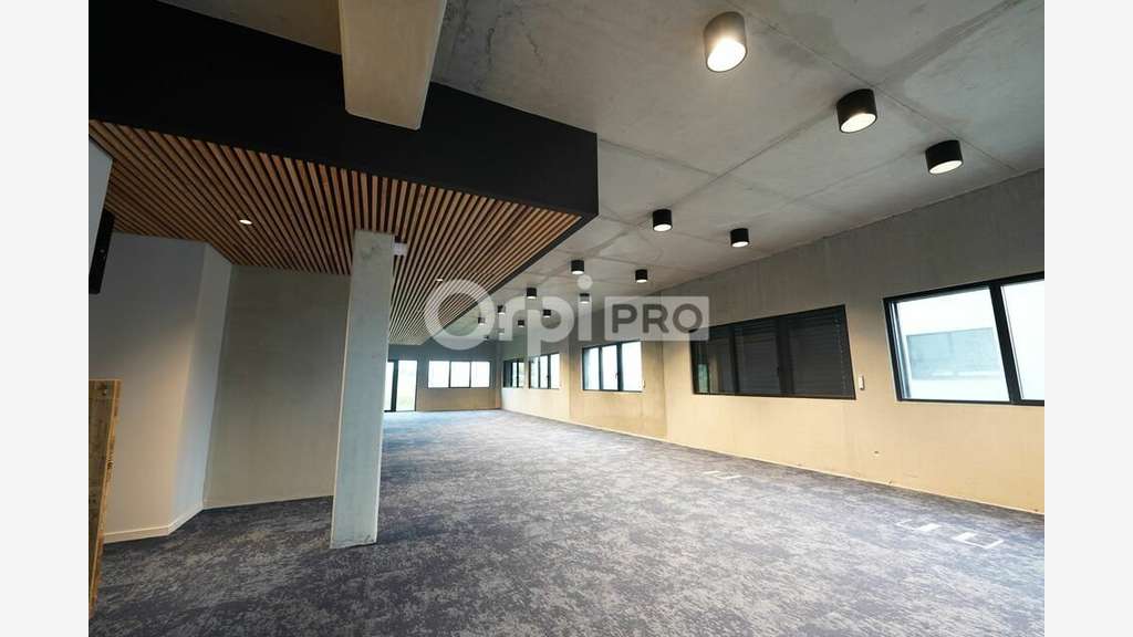 Local d'activité 232m² à louer à Rillieux-la-Pape