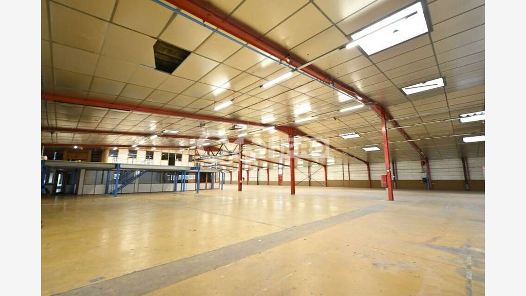 A louer local d'activité 3200m² à Rillieux-la-Pape