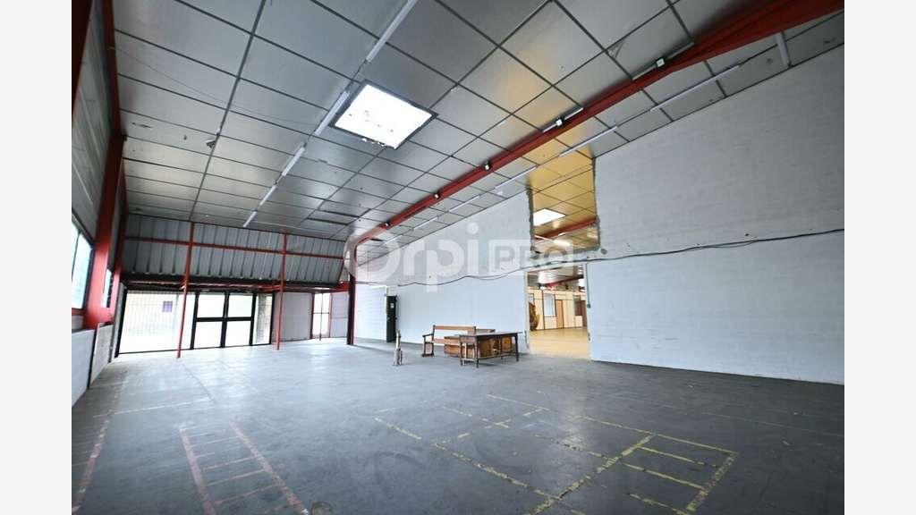 A louer local d'activité 3200m² à Rillieux-la-Pape