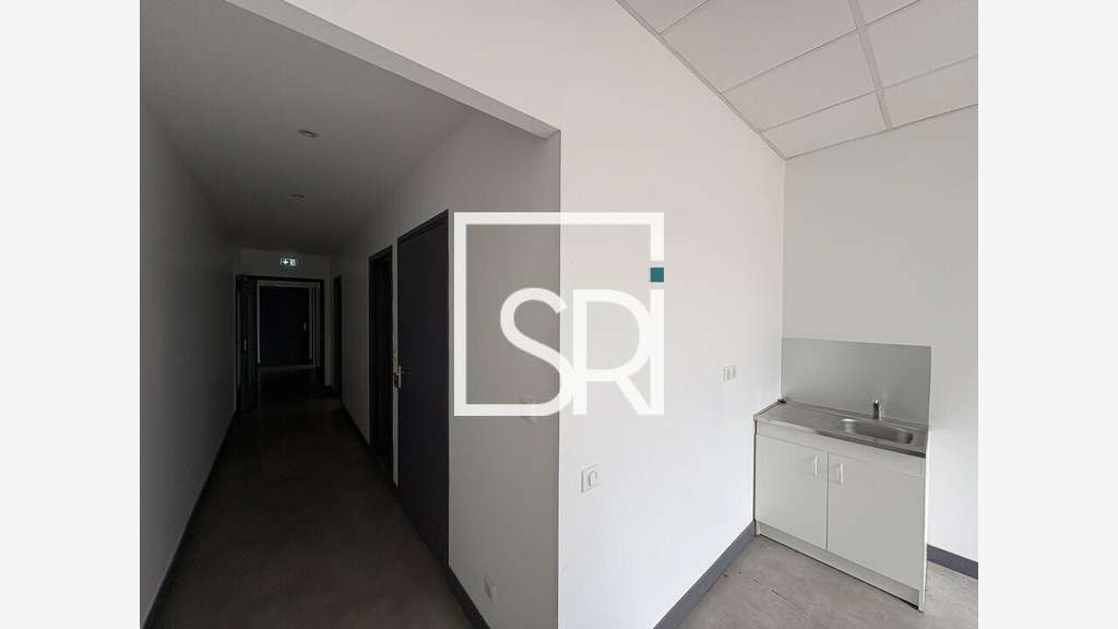 Local d'activité 110m² + bureaux à louer à Riom