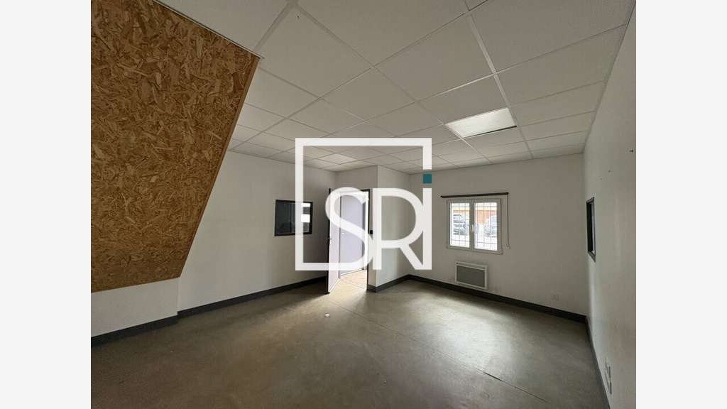 Local d'activité 110m² + bureaux à louer à Riom