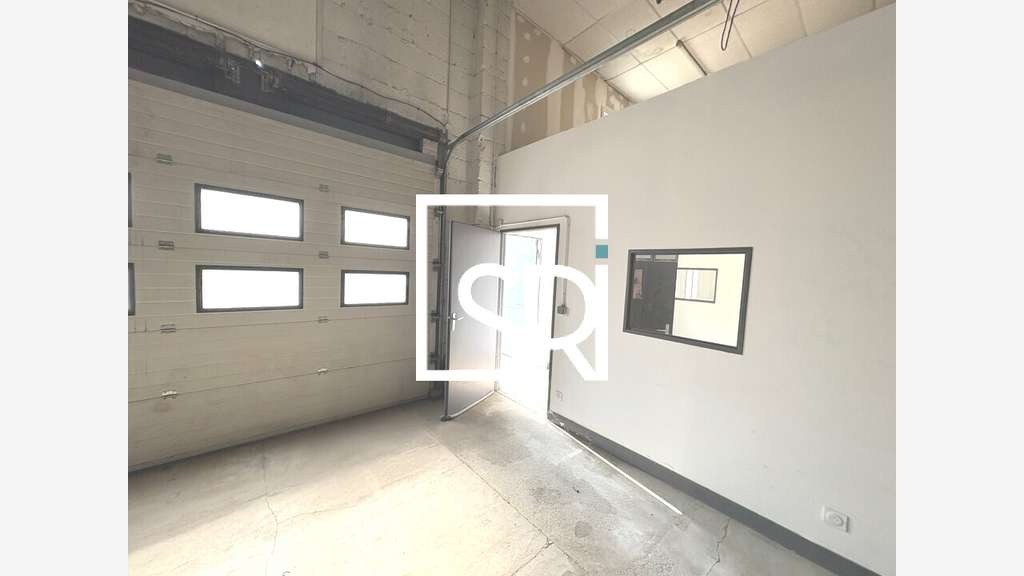 Local d'activité 110m² + bureaux à louer à Riom