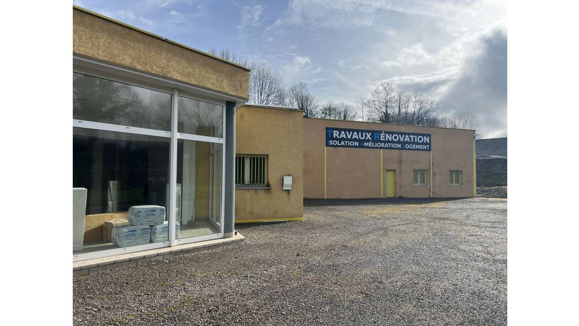 RIVES Local commercial 675 m² sur terrain 4000 m²