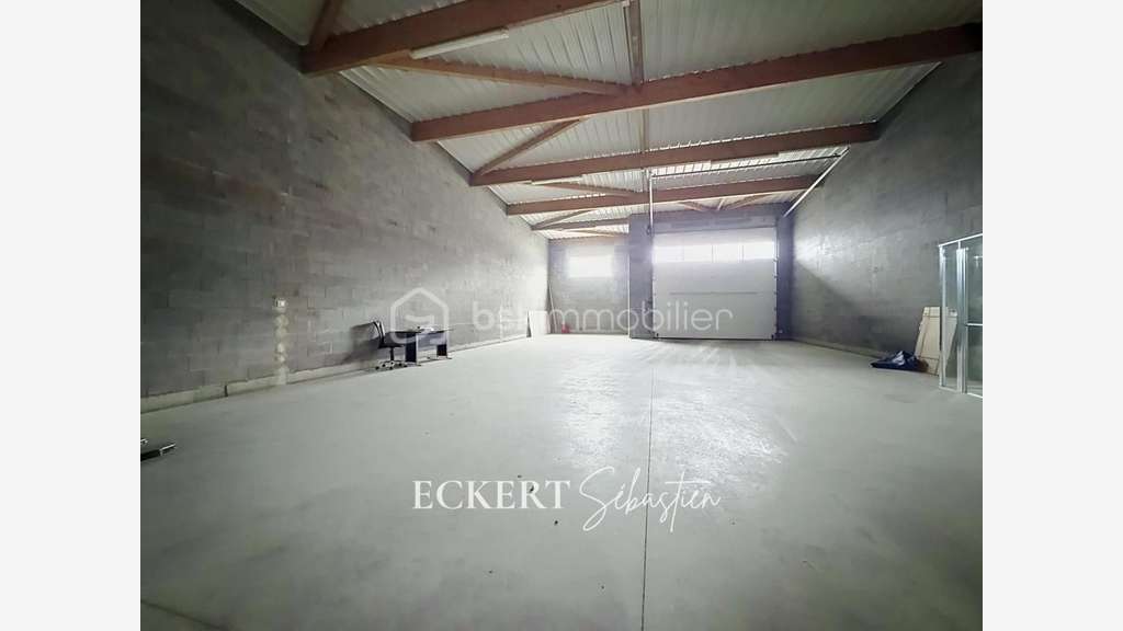 LOCAL D'ACTIVITÉ À LOUER - HANGAR DE 170 m² Pr