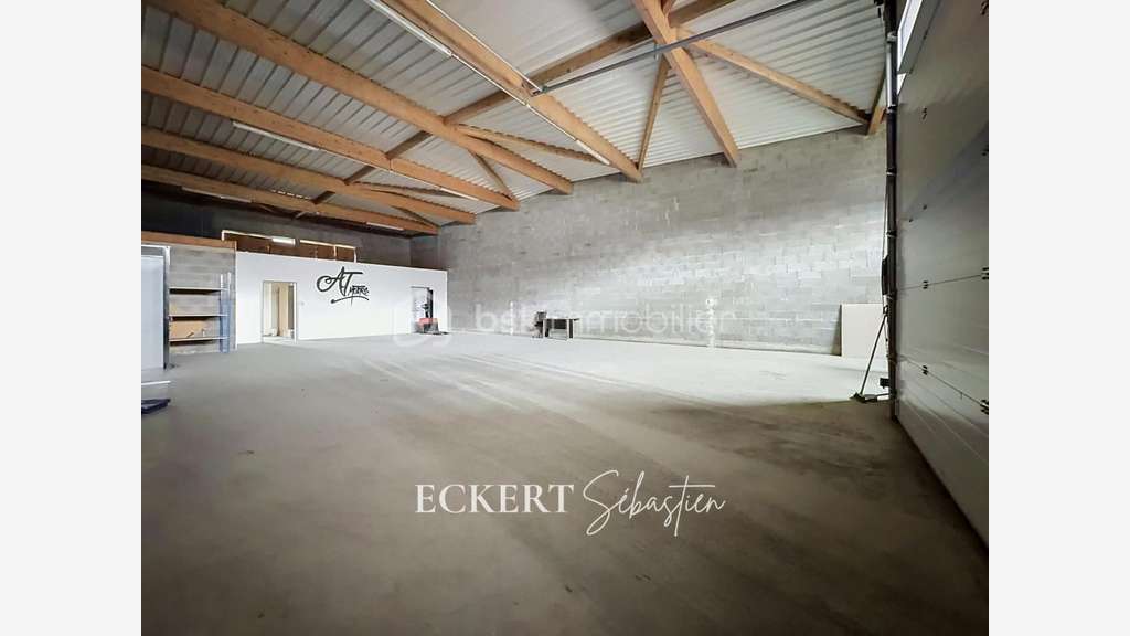 LOCAL D'ACTIVITÉ À LOUER - HANGAR DE 170 m² Pr