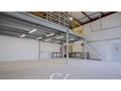 Location Locaux d'activités - Entrepôts à Rochetoirin