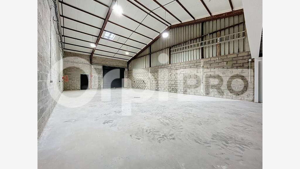 Entrepôt 175m² + bureau 20m² à louer à Rochy-Condé