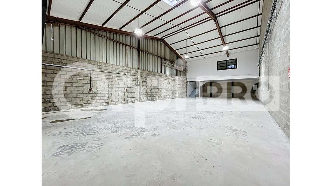 Entrepôt 175m² + bureau 20m² à louer à Rochy-Condé